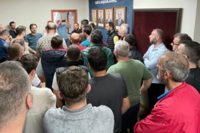 ÇAYKUR İşçileri, AKP Rize İl Başkanlığı Önünde Kadro Talepleri İçin Protesto Gerçekleştirdi