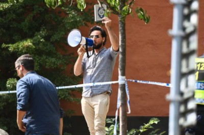 İsveç'te Cami Önünde Kur'an-ı Kerim Yakıldı, Polis İzlemekle Yetindi