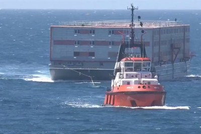 Birleşik Krallık, kaçak göçmenler için bir mavna gemisini hapishaneye çevirdi