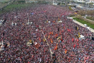 CHP Lideri Özgür Özel, Maltepe Mitinginde İmamoğlu İçin Özgürlük ve Erken Seçim Talebiyle İmza Kampanyası Başlatılacağını Açıkladı