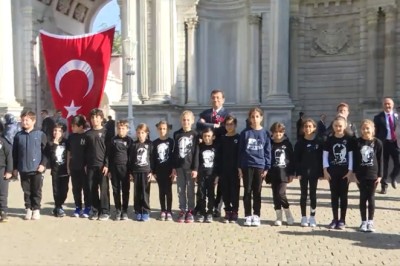 İstanbul Büyükşehir Belediye Başkanı İmamoğlu, 10 Kasım Anma Töreninde Çocukları Sevindirdi