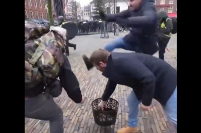 Hollanda'da Kuran yakma eylemi polise rağmen engellendi